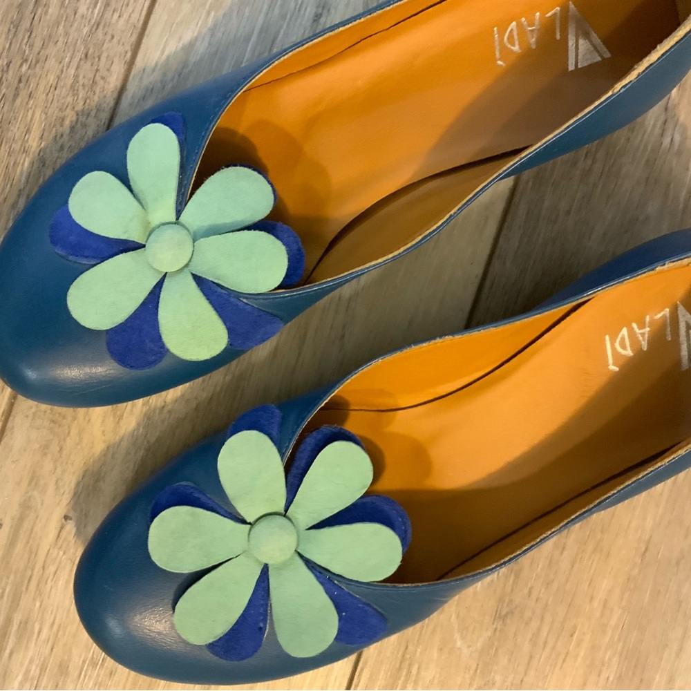 Vladi  Blue and Green Floral Women's Shoes. Size 39 (8 to 8.5) - Picture 2 of 5